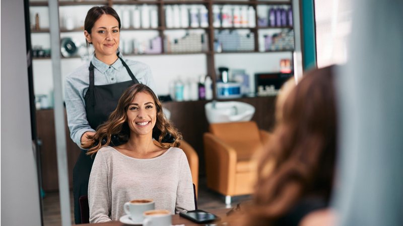 Profissionais qualificados podem ajudar a encontrar o corte de cabelo ideal. - Drazen Zigic / iStock