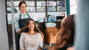 Profissionais qualificados podem ajudar a encontrar o corte de cabelo ideal. - Drazen Zigic / iStock