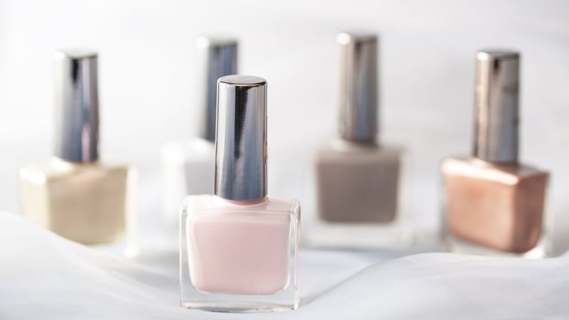 O bege tradicional é um clássico atemporal, já o bege rosado é uma ótima opção para variar no visual. - BalanceFormcreative/iStock