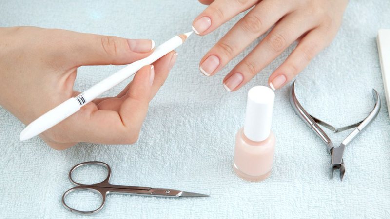 Escolher esmaltes claros ajuda a disfarçar possíveis danos. - AlexanderNovikov/iStock