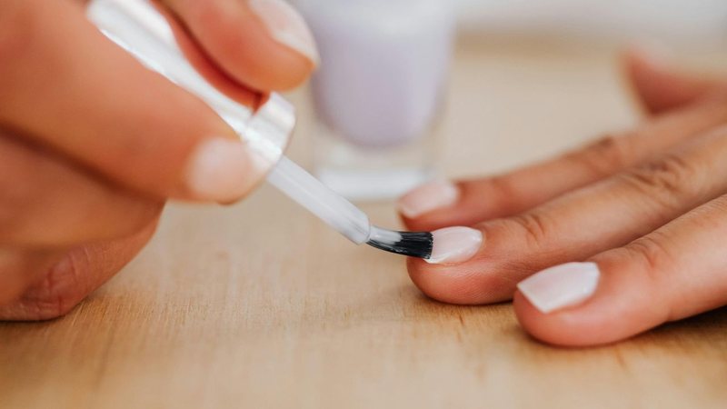 A aplicação de uma base fortalecedora é fundamental. - Kaboompics/Pexels