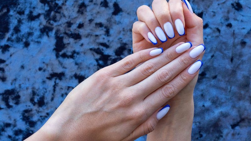 A francesinha monocromática é uma ótima forma de inovar na manicure. - Sergii Petruk/iStock