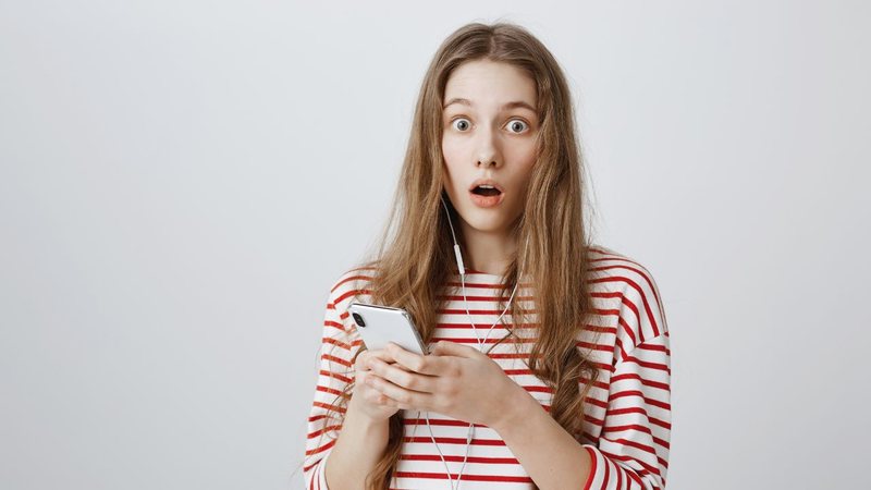 O celular pode ter travamentos estranhos ou desligar sozinho nestes casos. - Freepik
