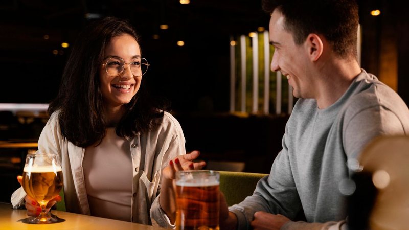 Veja cantadas sobre assuntos diferentes, como comida e música. - Freepik