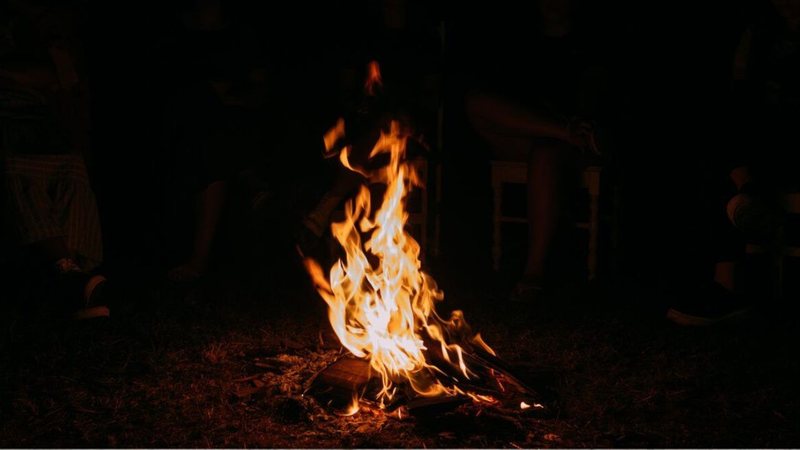 As chamas foram parte fundamental para a sobrevivência dos humanos primitivos. - Reprodução / Freepik