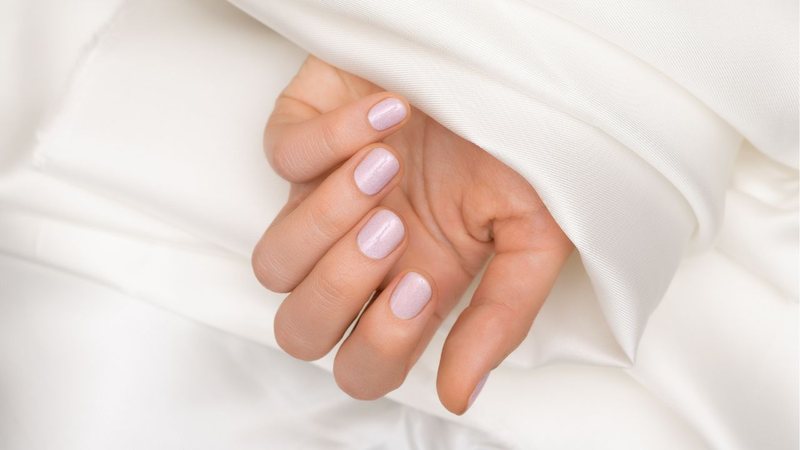 Veja as melhores cores e opções de esmalte para disfarças unhas fracas e lascadas. - Freepik