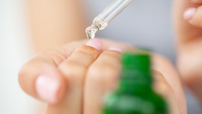 Hidratar as cutículas pode melhorar o aspecto das mãos. - Reprodução / Freepik