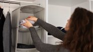 Guardar as roupas de forma adequada é parte fundamental deste processo. - Reprodução / Freepik
