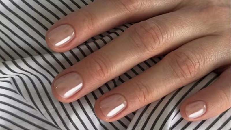 As unhas cintilantes são ótima pedida para quem tem mãos mais curtas. - Reprodução / Instagram