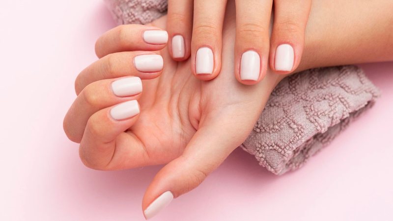 O esmalte branco nunca dá errado! - Freepik