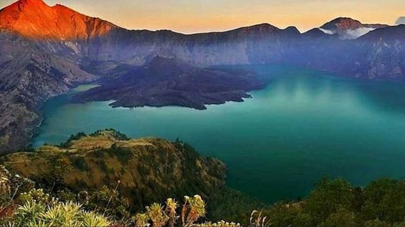 A trilha do vulcão Rinjani é muito procurada devido aos seus cenários paradisíacos. - Reprodução / Trip Advisor