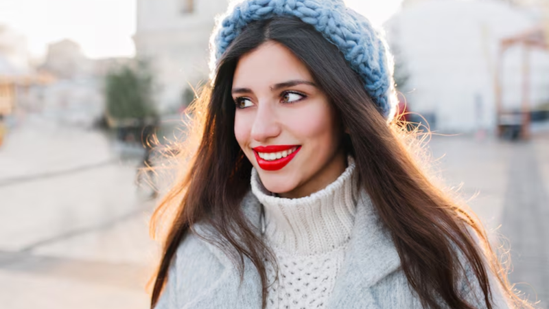 Os tons escuros podem deixar a sua beleza ainda mais destacada no inverno. - Reprodução / Freepik