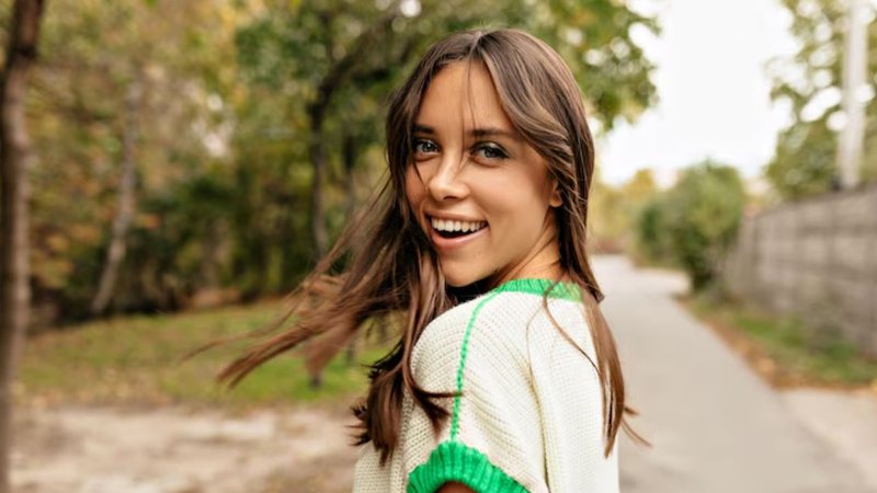 O castanho está entre os melhores tons para você apostar e ficar linda sem trabalho. - Reprodução / Freepik