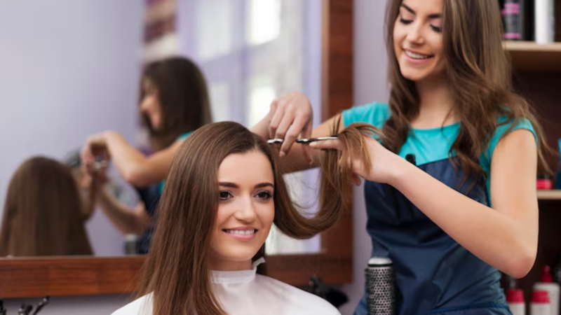 Cortar o cabelo pode ser uma decisão importante. - Reprodução / Freepik