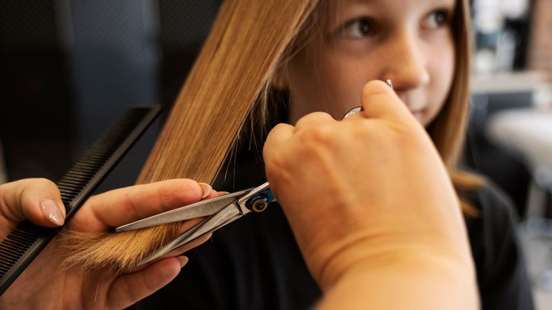 Confira dicas e aplicativos que podem te ajudar a não errar no corte! - Freepik