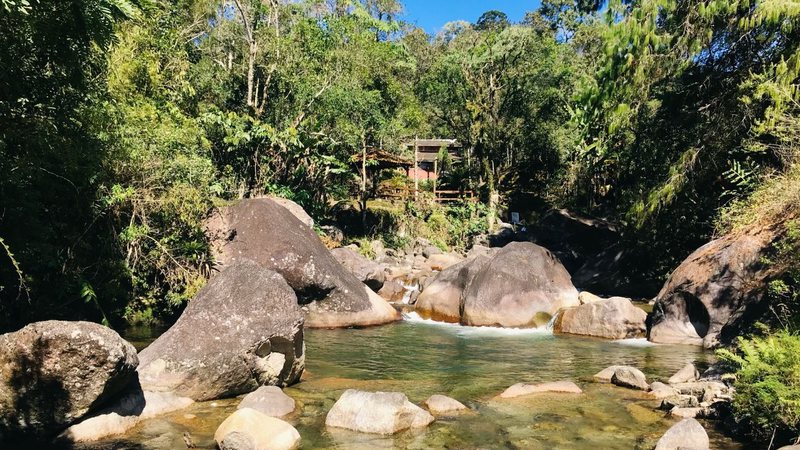 Julho é o momento perfeito para relaxar em um chalé aconchegante. - Wikimedia Commons