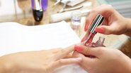 Saber o que os produtos fazem é essencial para garantir unhas bonitas. - Reprodução / Freepik