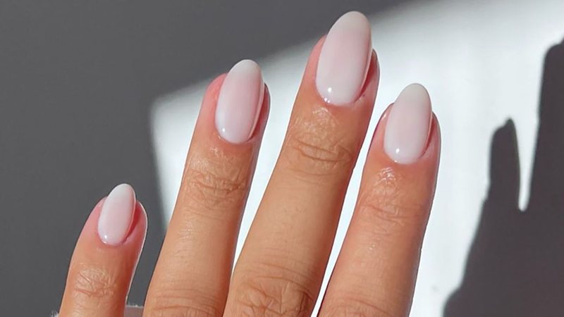 Esse estilo casa com a estética 'clean girl', ideal para quem quer arrasar e ser discreta. - Reprodução / Freepik