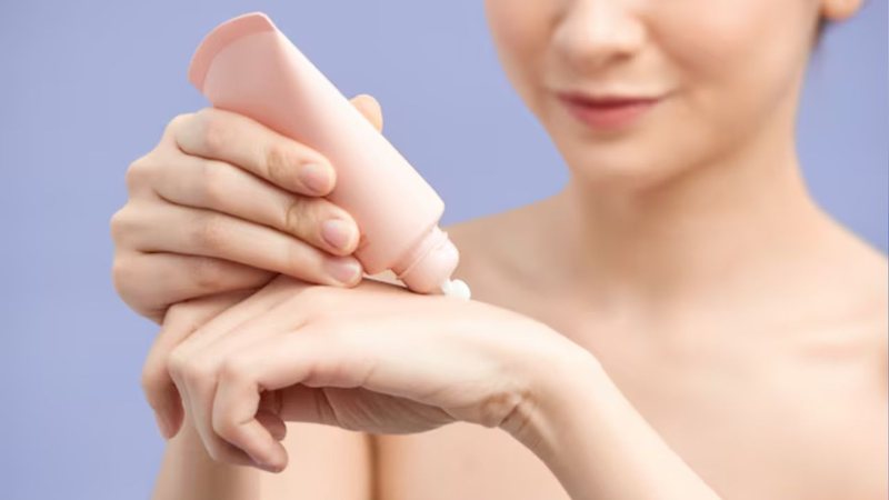 Se valer do uso de hidratantes é fundamental nessa época do ano. - Reprodução / Freepik