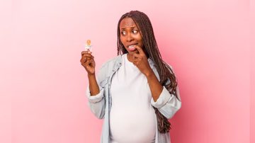 O uso de chupetas vem se tornando um hábito entre adultos e gera preocupação. - Reprodução / Freepik