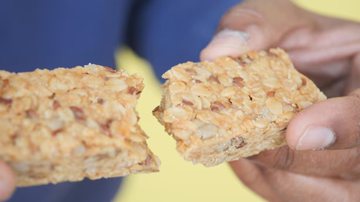 Algumas barras de proteína estão entre os alimentos que prometem ser saudáveis e não são. - Reprodução / Freepik