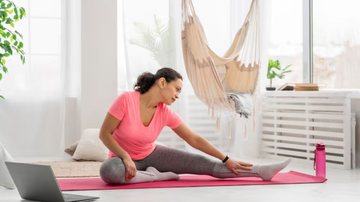 Se alongar pode proporcionar benefícios para o seu dia. - Reprodução / Freepik