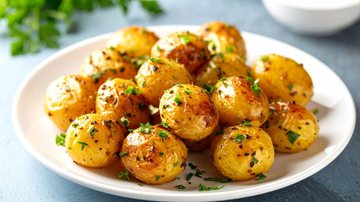 A batata pode ser servida com carnes ou saladas. - Adobe/Seleções