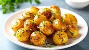A batata pode ser servida com carnes ou saladas. - Adobe/Seleções