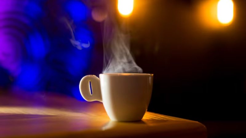 Bebidas fumegantes, embora gostosas, podem acabar sendo inimigas do seu bem-estar. - Reprodução / Freepik