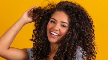 As escova polvo são grandes aliadas de quem deseja exibir cachos lindos. - Reprodução / Freepik