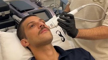 Chay Suede está entre as estrelas que fizeram procedimento. - Reprodução / Divulgação