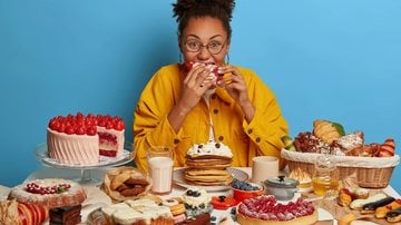 A compulsão alimentar é um transtorno que vai além de comer demais. - wayhomestudio / Freepik