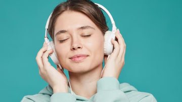 Escutar asmr ajuda muita gente a relaxar durante o estresse do dia a dia. - Reprodução / Freepik