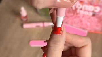 Esse produto promete mais praticidade e controle na hora de esmaltar as unhas. - Reprodução / TikTok