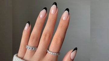 O estilo foge do óbvio e adiciona ainda mais contraste para as unhas. - Reprodução / Pinterest