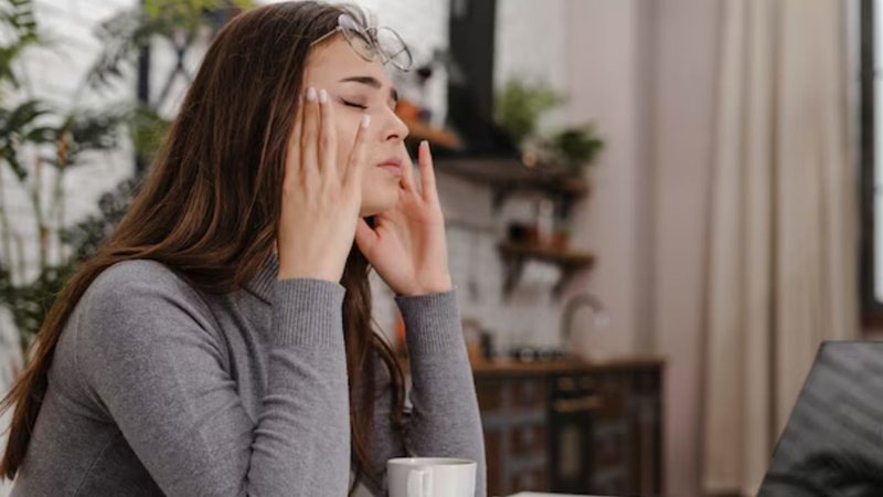 A fraqueza está entre os principais indicativos da falta de vitamina B12. - Reprodução / Freepik