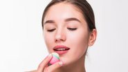 O hidratante labial pode ser um dos melhores amigos de quem quer ter lábios bonitos no frio. - Reprodução / Freepik