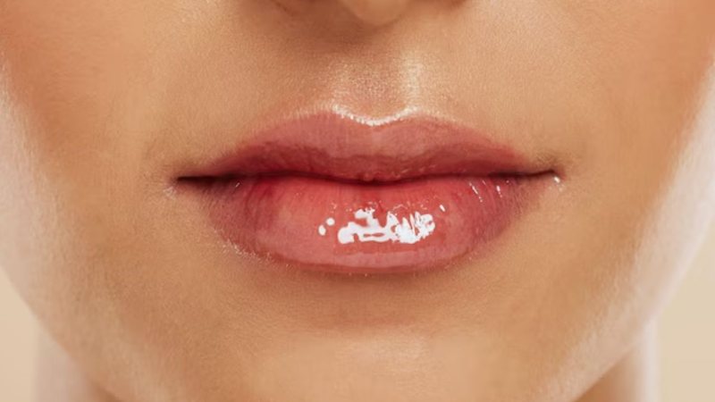 Essa técnica vai deixar sua boca com aspecto mais hidratado do que nunca. - Reprodução / Freepik