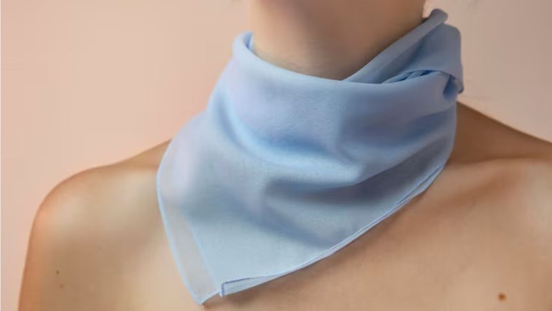 Lenços podem ser usados para proteger o pescoço e complementar o seu visual de forma estilosa. - Reprodução / Freepik