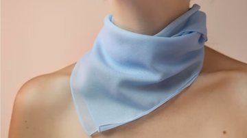 Lenços podem ser usados para proteger o pescoço e complementar o seu visual de forma estilosa. - Reprodução / Freepik