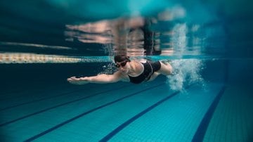 Nadar mescla um exercício intenso com algo divertido. - Reprodução / Freepik