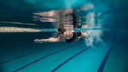 Nadar mescla um exercício intenso com algo divertido. - Reprodução / Freepik