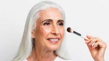Com as técnicas certas, você pode garantir que mesmo as peles maduras possam usar make sem problemas. - Reprodução / Freepik