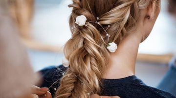 Nessa estação há a oportunidade de ousar nos penteados. - Reprodução / Freepik