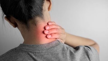 As dores no pescoço podem ocasionar em uma série de incômodos. - Reprodução / Freepik