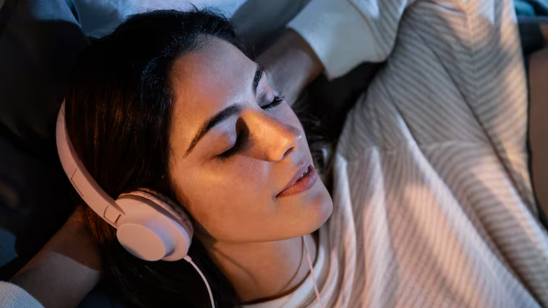 Os sons conhecidos como 'ruído branco' são usados como ferramenta para combater a insônia. - Reprodução / Freepik