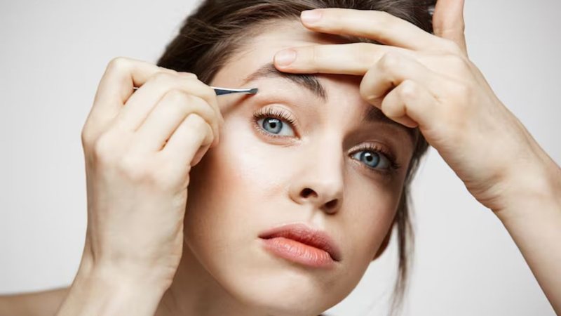 Fazer a própria sobrancelha pode ser uma ótima ideia para quem busca economizar. - Reprodução / Freepik