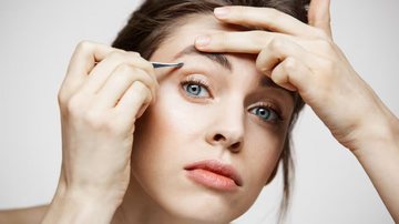 Fazer a própria sobrancelha pode ser uma ótima ideia para quem busca economizar. - Reprodução / Freepik