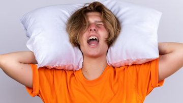 Dormir em um ambiente com barulho pode ser algo incômodo e desafiador. - Reprodução / Freepik