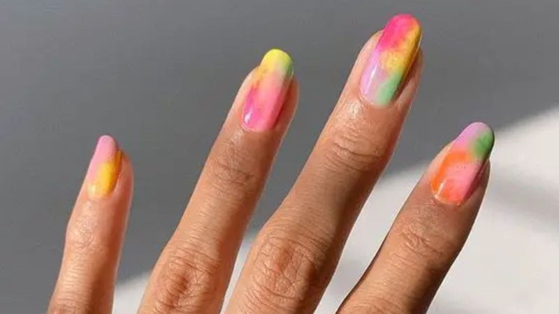 As unhas tie dye estão entre as apostas para quem deseja arrasar. - Reprodução / Pinterest